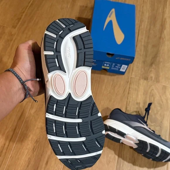 Brooks Women's 9.5 WIDE Gray and Navy Running Shoes - Picture 4 of 15